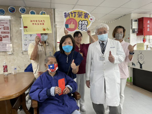 白恩惠主任（中）與臺北榮總新竹分院陳曾基院長（左）於護理之家探視李○旺伯伯(右)。