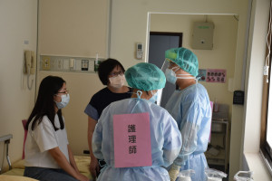 醫師執行症狀問診。