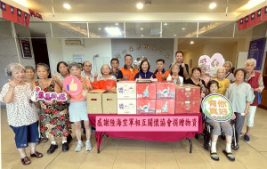 白恩惠主任(中)率住民們感謝協會捐贈愛心物資。