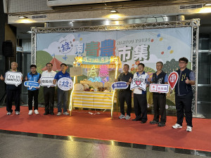 王副縣長與青農聯誼會連會長及來賓啟動青農市集快閃訊息。（記者扶小萍攝)