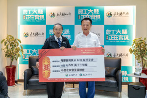 丹娜絲颱風及0728西南氣流豪雨重創嘉義縣，小英之友會全國總會長顏志發今24日捐贈縣府69萬1000元用於重建工作／嘉縣府提供