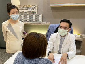 馨生醫療體系院長蘇俊源醫師為民眾說明女性私密處保養的相關問題。（圖非當事人）