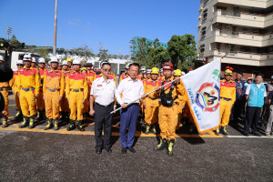 嘉義縣政府前往花蓮協助救災，今25日早上由縣長翁章梁授旗、鼓舞士氣，翁章梁也捐出個人一個月所得投入災後復原／林詩涵翻攝
