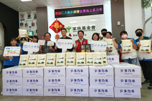 仁大資訊「農田認養計畫」，25日把最好的白米分享彰化家扶兒。圖／記者鄧富珍翻攝