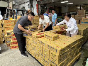 台中市平地原住民市議員吳建德與市議員吳呈賢、立委楊瓊瓔攜手發起「送暖到花蓮」。
