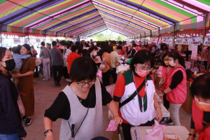 南投家扶每年年底都舉辦冬暖慈幼園遊會，目前正招攤商中。（記者扶小萍）