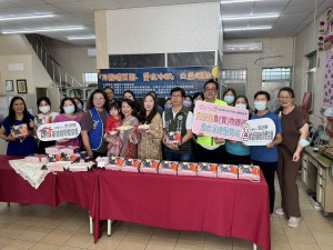 新住民與社區居民手作月餅做公益。（新媳婦關懷協會提供）