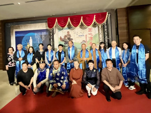 兩岸貴賓與來自內蒙古的非遺傳承人共同揭幕合影。