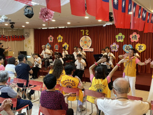 金竹二胡共學堂演奏〈甜蜜蜜〉、〈小城故事〉等耳熟能詳歌曲，喚起長輩青春回憶。