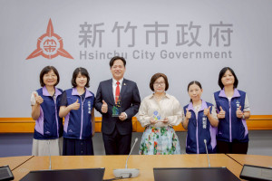 新竹市稅務局獲財政部考核雙冠，代理市長邱臣遠於市務會議表揚肯定。