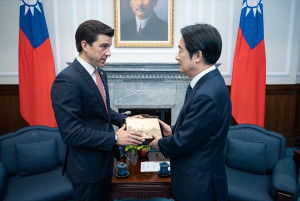 總統賴清德（右）與美國農業部貿易及對外農業事務次長林德柏格（左）。（圖／總統府Flickr）