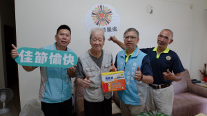 新竹榮服處謝榮水副處長(右二)率責任區輔導員(左一)及社區服務組長(右一)展開慰問。