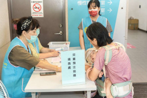 民眾等候接種疫苗。