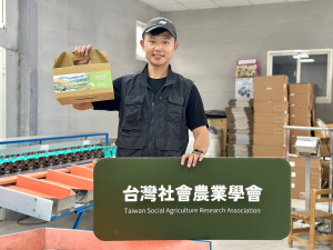 暨大陳俞安同學創立「阡陌游 Agri Dive」，積極推動以障礙者為中心的友善觀光體驗，並在埔里營運百香果種植與加工包裝場。（暨大提供）