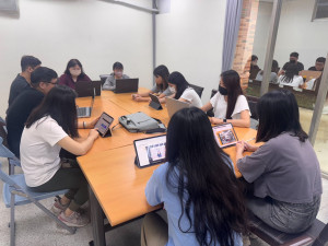受影響企業勞工於減班休息期間參加數位學習課程，增進專業職能。