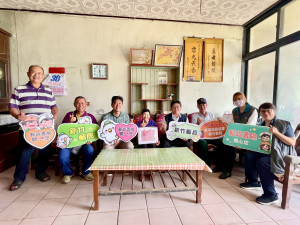 新竹郵局局長吳進益帶領同仁探訪莊鄭奶奶，並送上中秋禮盒。