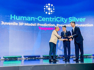 桃園市以「Juvenile 3P Model Prediction, Prevention, Protection」計畫榮獲「以人為本銀獎」，由金副祕書長代表上台受獎。