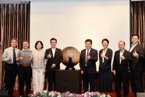貴賓們共同見證中區觀光圈聯盟協會成立。（縣府提供）