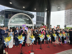 許縣長與愛妮雅總裁陳威中伉儷及嘉賓剪綵。（記者扶小萍攝）