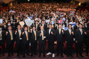 永慶房屋邀請「大師兄」林智勝擔任第十屆永慶盃壘球賽開幕嘉賓。圖/永慶房屋提供