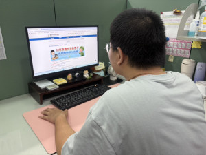 役男利用電腦進行兵籍調查線上申報（圖／內政部提供）