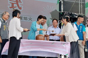 許縣長傳承去年封存的茶葉啟動茶博盛會。（記者扶小萍攝）