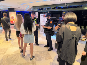 中壢警分局於中秋連假前夕進行擴大臨檢，展現警方讓市民平安過節的決心。