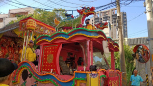 十會媽神尊的「專車」回鑾進入彰化市區。圖／記者鄧富珍翻攝