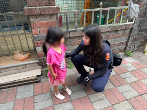 小女童趁家人熟睡偷溜上街，平鎮警助平安返家。