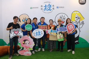 國姓鄉長邱美玲（右三）特地前往探視青農館朋友。（記者扶小萍攝）