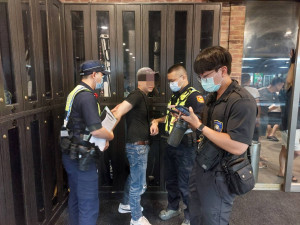 中壢警聯合移民署強力臨檢，連假查獲15移工。