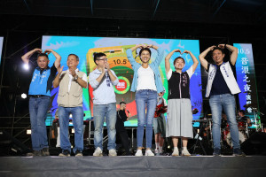 許縣長與嘉賓祝大家中秋愉快。（縣府提供）