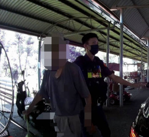 員警及時發現迷途老翁，並平安護送他返家／警方提供