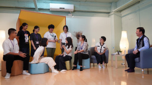 江俊龍主委請八位高中生，以「同人相借問」爲題，現場討論，實境對話發表。