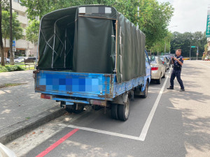 未懸掛號牌車輛上路，將處罰汽車所有人罰鍰，並移置保管車輛