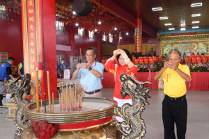 雲林縣長張麗善上香誠心祝禱，祈求六房媽庇佑114年全國運動會賽事圓滿順利／翻攝照片