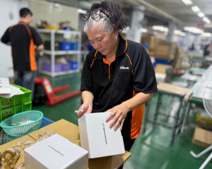 離開旅行社的羅姐苦尋工作不著，所幸在新營就業中心的協助下，搭配多項就業促進工具，成功媒合至威舜股份有限公司擔任包裝員