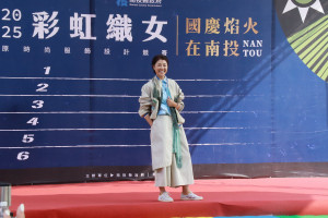 許淑華縣長「領投」走秀展原時尚風。（記者扶小萍攝）