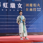許淑華縣長「領投」走秀展原時尚風。（記者扶小萍攝）