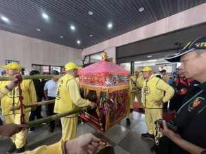 白沙屯媽祖「脫離路線」進縣府祈福。