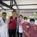 衛生福利部附屬醫療及社會福利機構管理會（簡稱衛福部醫福會）副執行長王裕煒（左二），今（11）日在花蓮醫院林哲民副院長（左一）陪同下，前往花蓮光復佛祖路旁「臺中醫院醫療站」探視傷者與災民就醫狀況，也跟醫療站的柯昊錚醫師（中）、蕭子涵（右一）與洪瑜緹（右二）兩護理師說聲「辛苦了！」圖片提供／台中醫院