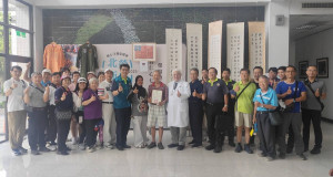 陳曾基院長(右一)陶如朗伯伯(中)苗栗縣榮服處柯長榮副處長(左一)帶領志工參觀榮民節文物展。