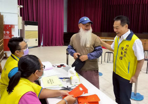 竹山鎮公所敬老禮金以匯款或現金領取來發送。（竹山鎮公所提供）