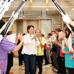 許縣長走迎賓門與大家相見歡。（縣府提供）