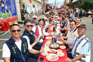 清境長街宴展現在地多元族群和樂融融。（縣府提供）