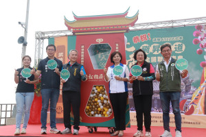 林處長與陳鄉長和陳主委及嘉賓啟動玄天上帝飛昇得道全國聯合慶典活動。（記者扶小萍攝）