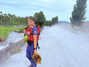 嘉基醫院急診部醫師黃漢群日前隨嘉義縣消防局特搜救隊趕赴光復鄉災區／嘉基醫院提供