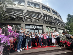 嘉賓為參山茶屋啟動祝福。（記者扶小萍攝）