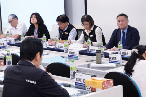 勞動部政務次長李健鴻(右1)率領勞動部及所屬機關同仁，辦理「支持勞工安定就業措施