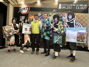 彰化市公所林世賢市長與中友百貨店長陳俊華共同出席動漫祭活動，本次假日生活市集也會邀請動漫Coser到現場與民眾同歡。圖片提供／中友百貨